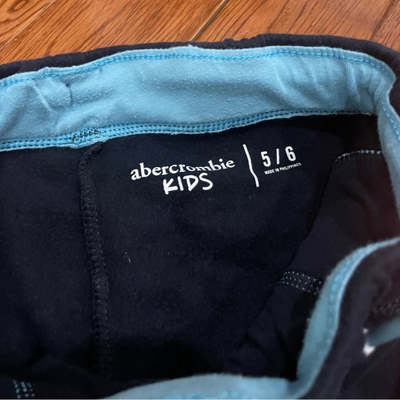 2 pairs of kids Abercrombie sweatpants. Navy 5/6 and light blue 3/4 - Picture 5 of 5